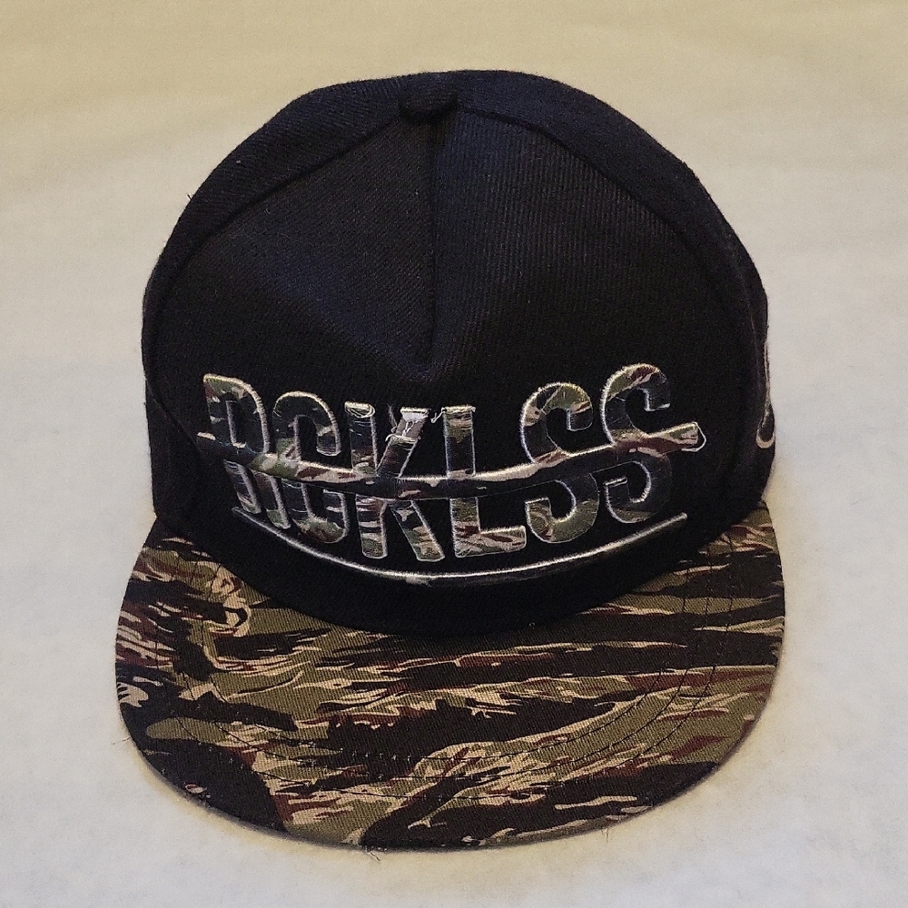 YOUNG AND RECKLESS black/camo hat
